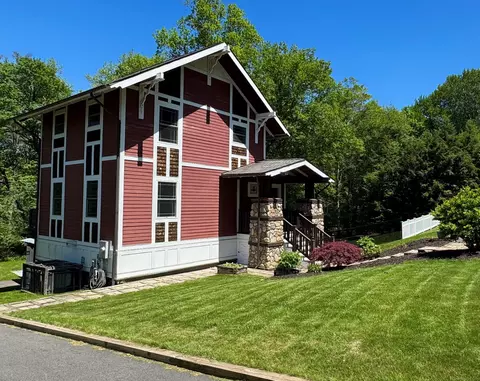 135 Poplar Dr, Cheshire, CT 06410