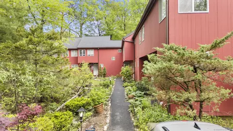 9 Lower Cmns #9, Woodbury, CT 06798