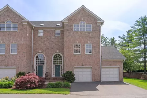 2 Governors Row #2, West Hartford, CT 06117