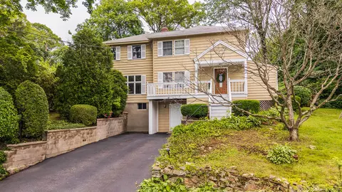 8 Caroline St, Trumbull, CT 06611