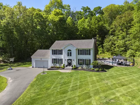 8 Autumn Ct, Northford, CT 06472