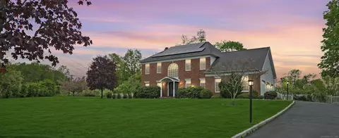 15 Wellington Ct, Shelton, CT 06484