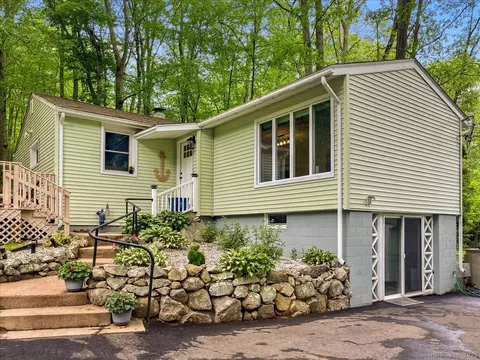 73 North Rd, Waterford, CT 06385