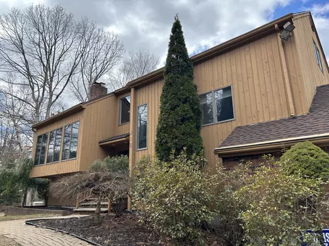 310 Weatherly Trl, Guilford, CT 06437