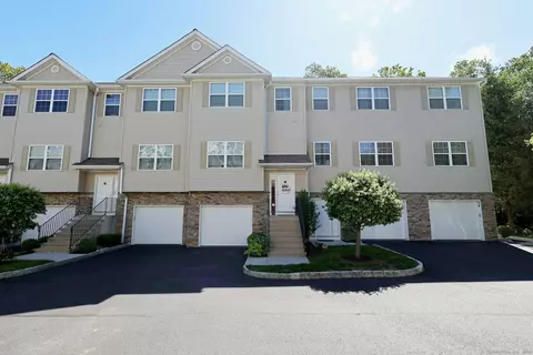 23 Riverview Ct #23, Brookfield, CT 06804