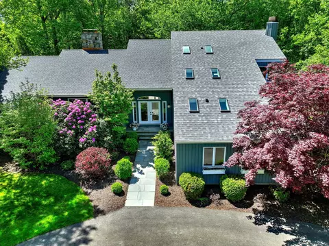 66 Penny Ln, Woodbridge, CT 06525