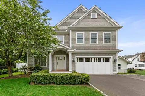 32 Middlebrook Dr, Fairfield, CT 06824