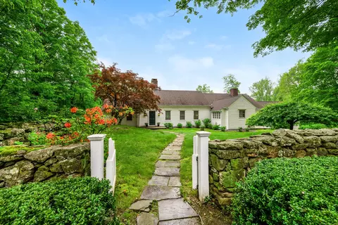 1208 Smith Ridge Rd, New Canaan, CT 06840