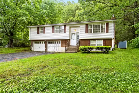 108 Gallivan Ln, Uncasville, CT 06382
