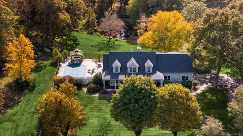 11 Pequot Ln, Ashaway, RI 02804