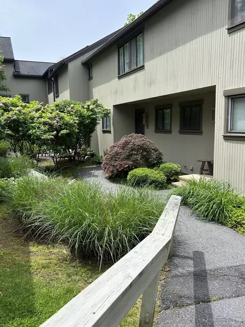 6 Deer Hill Ct #6, Woodbury, CT 06798