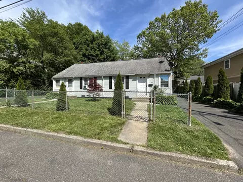 20 Manila Pl, Bridgeport, CT 06610