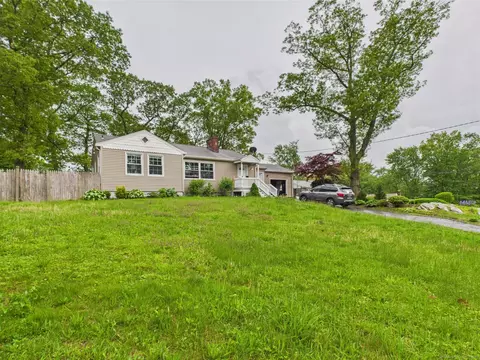 92 Lake Ave, West Haven, CT 06516