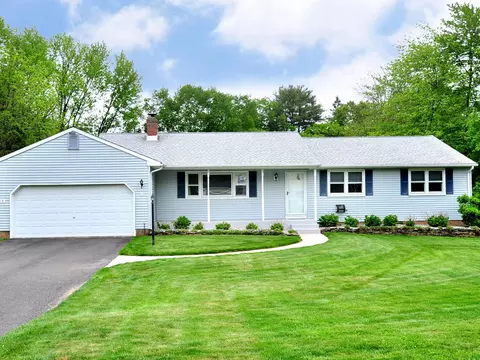 32 Deepwood Rd, Simsbury, CT 06070