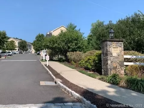15 Scuppo Rd #402, Danbury, CT 06811