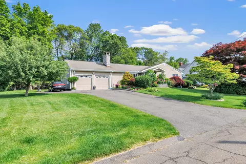 91 Lounsbury Rd, Trumbull, CT 06611