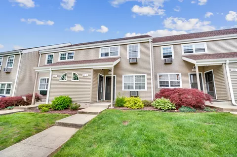 1231 Washington St #10, Middletown, CT 06457