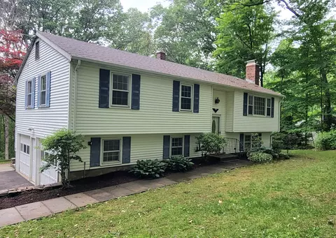 550 W Lake Ave, Guilford, CT 06437