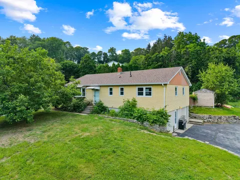 24 Ledgewood Ct, Norwich, CT 06360