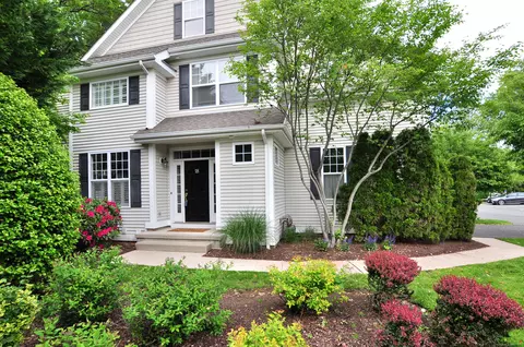 18 Schoolhouse Dr #18, West Hartford, CT 06110