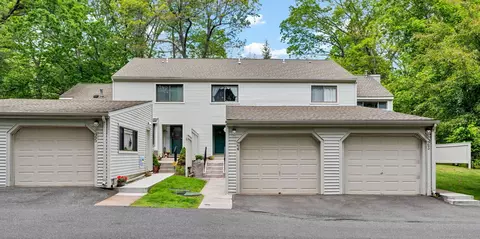24 Farmington Chase Cres, Farmington, CT 06032