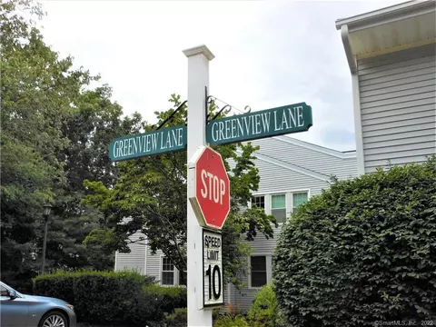 18 Greenview Ln #18, Milford, CT 06461