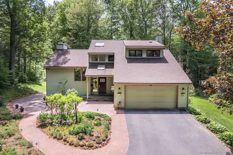16 Pioneer Dr, New Hartford, CT 06057