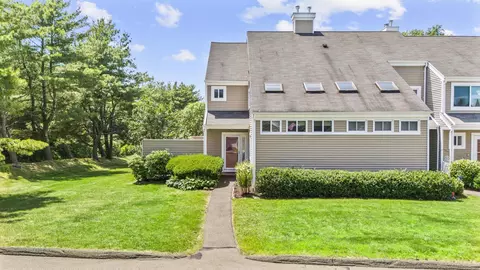 60 Jerimoth Dr #60, Branford, CT 06405