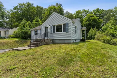 4 Buttonball Dr, Sandy Hook, CT 06482