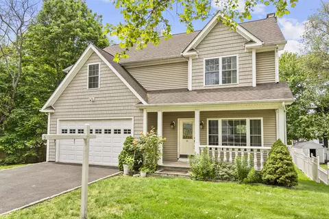 60 Grace Ln, Stratford, CT 06614