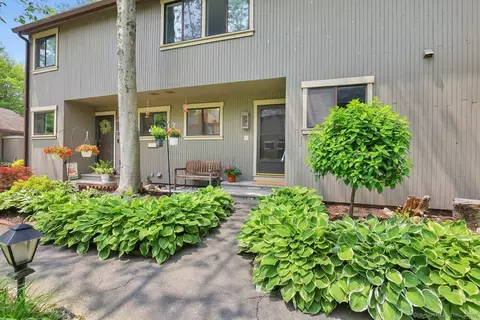 2 Edgehill Ct #2, Woodbury, CT 06798