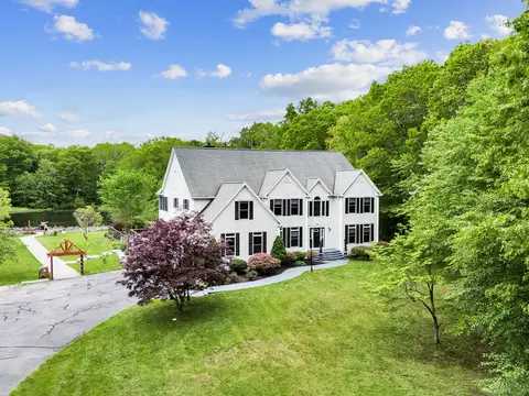 19 Cedarbrook Ln, East Lyme, CT 06333
