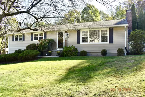 9 Dawn Cir, Watertown, CT 06795