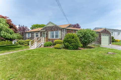 60 Bayshore Dr, New London, CT 06320