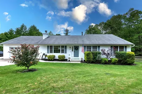 77 Wisteria Dr, Naugatuck, CT 06770