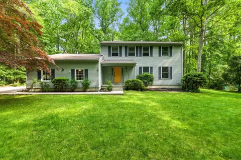 8 Whippoorwill Dr, Gales Ferry, CT 06335
