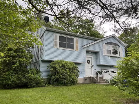 29 Cobblestone Ct, Torrington, CT 06790
