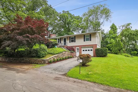 14 Knollwood Ter E, Shelton, CT 06484