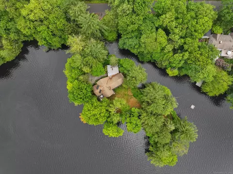 181 Pinewood Trl, Trumbull, CT 06611