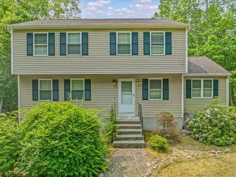 5 Marian Ln, Clinton, CT 06413