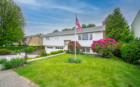 133 Capstan Ave, Mystic, CT 06355