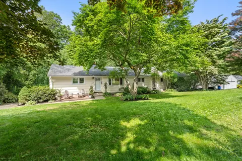 75 Skyview Dr, Trumbull, CT 06611