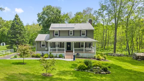 33 Crestview Dr, Brookfield, CT 06804