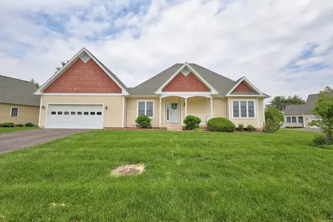 136 Thistle Pond Dr #136, Bloomfield, CT 06002