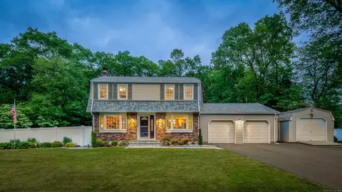 35 Maplewood Dr, Ellington, CT 06029
