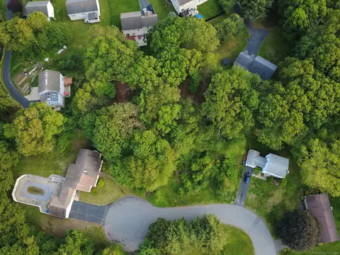 9 Newton Pl, Norwich, CT 06360