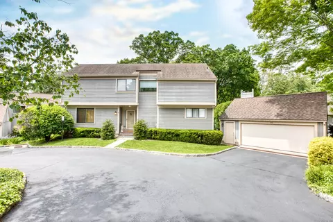 510 W Lyon Farm Dr #510, Greenwich, CT 06831