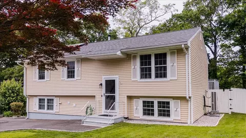10 Carriage Dr, Naugatuck, CT 06770