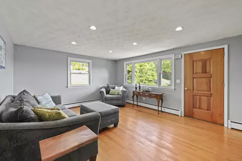 141 Maloney Ct, Winchester, CT 06098