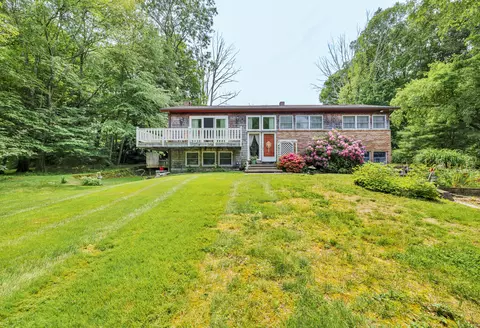27 North Rd, Waterford, CT 06385